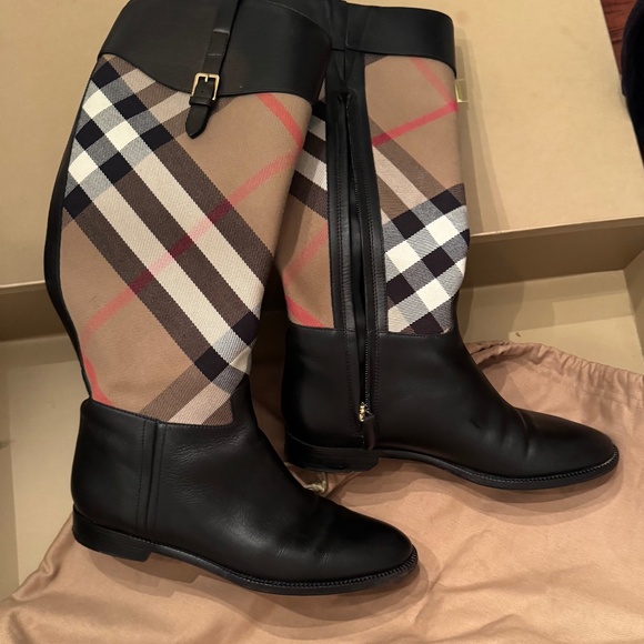 Burberry boots - Picture 1 of 10